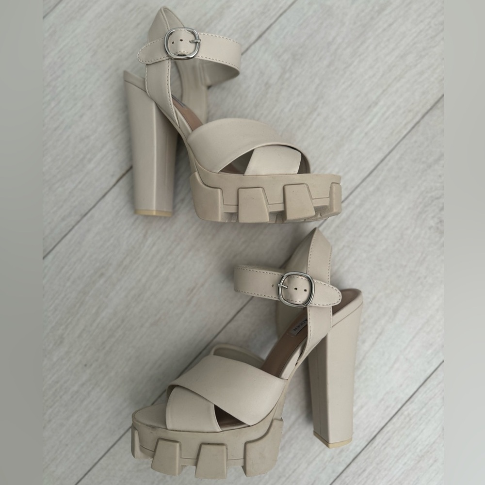 Steve Madden Roxi Mega lug platform heel sandal. Size 9
